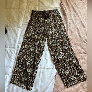 Pac sun leopard print linen pants. Size small, cropped ankle fit. Stretchy.